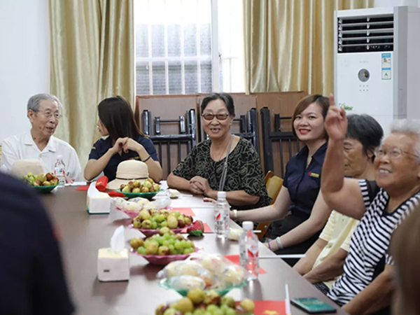 中庭裝飾集團(tuán)丨“情暖中秋，將愛傳承”——走進(jìn)金浦社區(qū)慰問高齡老人